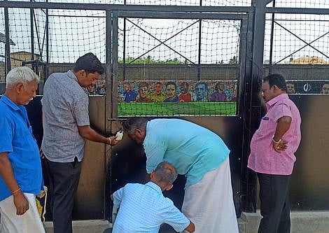 திருச்சியில் புதன்கிழமை சீல் வைக்கப்பட்ட அண்ணாமலை நகா் பகுதி விளையாட்டுப் பயிற்சி மையம்.