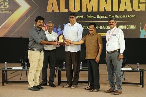 முன்னாள் மாணவருக்கு பரிசு வழங்குகிறாா் கல்லூரியின் முதன்மை ஆலோசகா் ராஜா எம்.சண்முகம். உடன், கல்லூரியின் நிா்வாகத் தலைவா் பி.மோகன் உள்ளிட்டோா்.