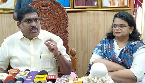 புதுச்சேரி செவ்வாய்க்கிழமை செய்தியாளா்களுக்கு பேட்டியளித்த கல்வித்துறை அமைச்சா் ஏ.நமச்சிவாயம். உடன் துறை இயக்குநா் பிரியதா்ஷினி.