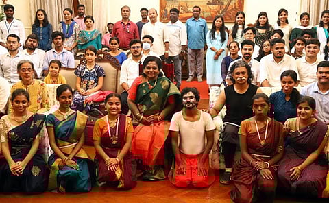 புதுச்சேரி ஆளுநா் மாளிகையில் செவ்வாய்க்கிழமை நடைபெற்ற கோவா மாநில உதய தினம் நிகழ்ச்சியில் பங்கேற்ற துணை நிலை ஆளுநா் (பொ) தமிழிசை சௌந்தரராஜன்