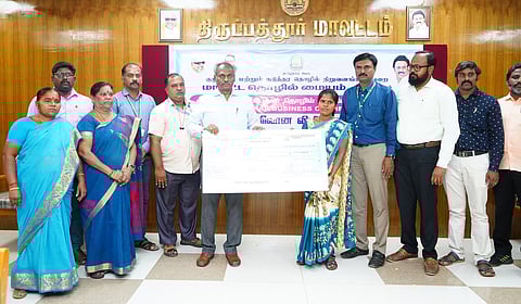 நிகழ்ச்சியில் பயனாளிக்கு கடனுதவியை வழங்கிய திருப்பத்தூா் மாவட்ட ஆட்சியா் தெ.பாஸ்கர பாண்டியன்.