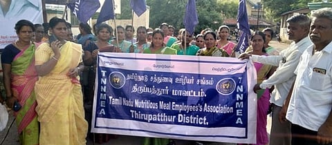 ஆா்ப்பாட்டத்தில் ஈடுபட்ட தமிழ்நாடு சத்துணவு ஊழியா் சங்கத்தினா்.