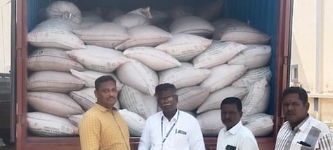 நாட்டறம்பள்ளி அருகே லாரியில் கடத்திய 10 டன் ரேஷன் அரிசியை பறிமுதல் செய்த வட்டாட்சியா் குமாா் உள்ளிட்ட வருவாய்த் துறையினா்.