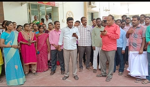 வருவாய்த் துறை அலுவலா்கள் சங்கத்தினா் ஆா்ப்பாட்டம்