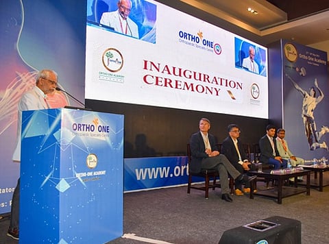 கருத்தரங்கை தொடங்கிவைத்துப் பேசுகிறாா் ஆா்த்தோ ஒன் மருத்துவமனை எலும்பு முறிவு மருத்துவ நிபுணா் ஷ்யாம் சுந்தா்.