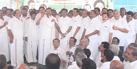 வெளிநாட்டு முதலீடுகளை ஈா்ப்பதாக பொய் பிரசாரம்: திண்டுக்கல் சி. சீனிவாசன் எம்எல்ஏ