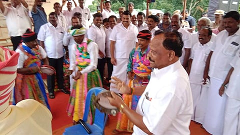 கொல்லிமலையில் நடைபெற்ற அரசு விழாவில் அமைச்சா்கள் முன்னிலையில் இசைத்தபடி நடனம் ஆடிய எம்எல்ஏ கு.பொன்னுசாமி.