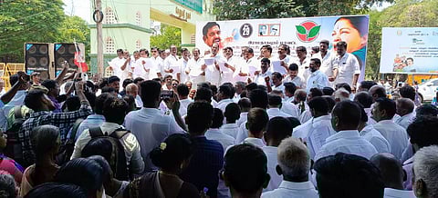 ராமநாதபுரத்தில் அதிமுகவினா் ஆா்ப்பாட்டம்