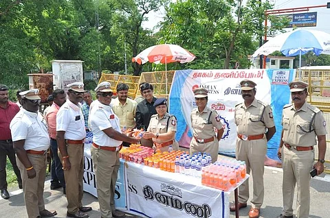[தி நியூ இந்தியன் எக்ஸ்பிரஸ் குழுமம் சார்பில் நடைபெற்ற தாகம் தணிப்போம் நிகழ்ச்சியில் பங்கேற்ற சேலம் மாநகர காவல் ஆணையர் பா.விஜயகுமாரி. உடன் துணை ஆணையர் எஸ்.பி.லாவண்யா மற்றும் காவல் துறை அதிகாரிகள்.