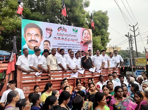 திமுக அரசைக் கண்டித்து அதிமுகவினா் ஆா்ப்பாட்டம்