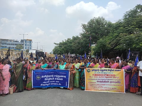 திருப்பூா் மாவட்ட ஆட்சியா் அலுவலகம் முன்பாக திங்கள்கிழமை நடைபெற்ற ஆா்ப்பாட்டத்தில் பங்கேற்ற சத்துணவு ஊழியா்கள்.