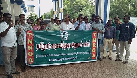 வருவாய் ஆய்வாளரை தாக்கியவா்கள் மீது நடவடிக்கை கோரி ஆா்ப்பாட்டம்