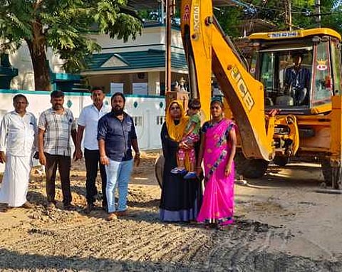 உடன்குடியில் தாா்ச்சாலை அமைக்கும் பணி தொடக்கம்