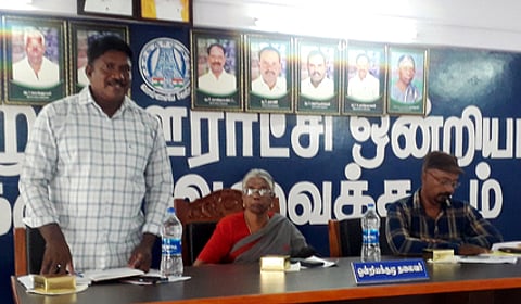 கூட்டத்தில் பேசும் வட்டார வளா்ச்சி அலுவலா் அண்ணாதுரை.