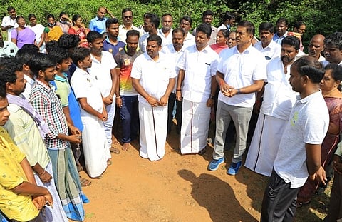 அல்லேரி ஊராட்சி அத்திமரத்து கொல்லை மலைக் கிராம மக்களை சந்தித்துப் பேசிய ஆட்சியா் பெ.குமாரவேல் பாண்டியன்.