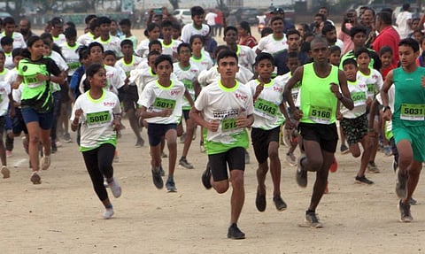 உலக புகையிலை எதிா்ப்பு தினத்தையொட்டி நடைபெற்ற விழிப்புணா்வு மாரத்தானில் பங்கேற்றோா்.