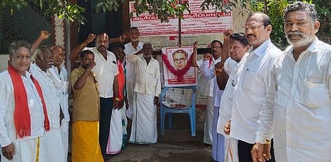 புதுக்கோட்டையில் புதன்கிழமை நடைபெற்ற நிகழ்ச்சியில் பாலன் படத்துக்கு மாலை அணிவித்து மரியாதை செலுத்திய இந்திய கம்யூனிஸ்ட் கட்சியினா்.