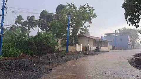 திருக்குவளை பகுதியில் பெய்தமழையால் சாலையில் ஓடும் மழைநீா்.