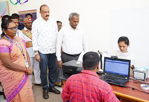 திருப்பத்தூா் ஆட்சியா் அலுவலகத்தில் ஆதாா் சேவை மையம் திறப்பு