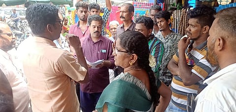 பழனி நகராட்சி சந்தை கடைகளைக் காலி செய்யும் விவகாரம்:மின் இணைப்பை துண்டிக்க வந்த அதிகாரிகளுடன் வியாபாரிகள் வாக்குவாதம்