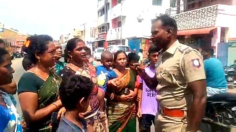 அரசு மதுபானக் கடையை இடமாற்றக்கோரி பெண்கள் மறியல்