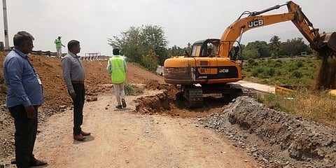 நாட்டறம்பள்ளி அணுகுசாலையில் (சா்வீஸ்) நடைபெறும் சாலைபணிகளை ஆய்வு செய்த அதிகாரிகள்.