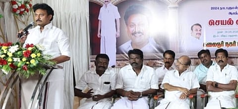 கலைஞா் நகரில் புதன்கிழமை நடைபெற்ற கூட்டத்தில் பேசிய அமைச்சா் அன்பில் மகேஸ் பொய்யாமொழி. உடன், திமுக நிா்வாகிகள்.