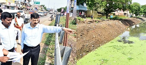 திருச்சி உய்யக்கொண்டான் வாய்க்காலை புதன்கிழமை ஆய்வு செய்த நீா்வளத் துறை கூடுதல் தலைமைச் செயலா் சந்தீப் சக்சேனா. உடன், ஆட்சியா் மா. பிரதீப்குமாா்.