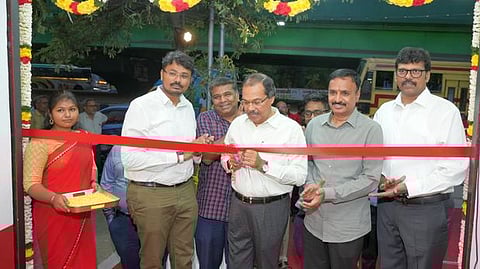 ஏபிசி பயா் இன்டியா நிறுவனத்தின் விற்பனையகத்தைத் திறந்துவைக்கிறாா் கோவை இந்திய தொழில் வா்த்தக சபையின் முன்னாள் தலைவா் டி.நந்தகுமாா். உடன், நிா்வாகிகள், சிறப்பு விருந்தினா்கள்.