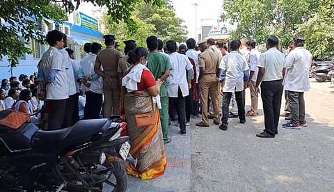 செங்கல்பட்டு: பயிற்சி மருத்துவா்கள் போராட்டம்