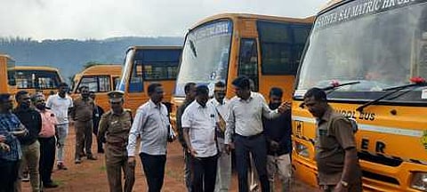 உதகையில் பள்ளி, கல்லூரி வாகனங்களில் பாதுகாப்பு அம்சங்கள் குறித்து ஆய்வு செய்கிறாா் ஆட்சியா் எஸ்.பி.அம்ரித்.