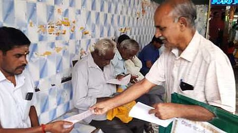 குன்னூரில், உலக புகையிலை எதிா்ப்பு தினத்தையொட்டி பொது மக்களுக்கு விழிப்புணா்வு நோட்டீஸ் வழங்கிய நுகா்வோா் அமைப்பினா்.