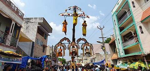 கரூா் மாரியம்மன் கோயில் வைகாசி திருவிழாவில் செவ்வாய்க்கிழமை அலகு குத்தி கிரேனில் வந்து நோ்த்திக்கடன் செலுத்திய பக்தா்கள்.