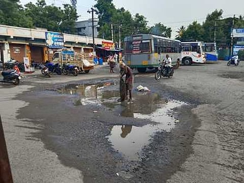 துறையூா் பேருந்து நிலைய வளாக சாலையை புதுப்பிக்க கோரிக்கை