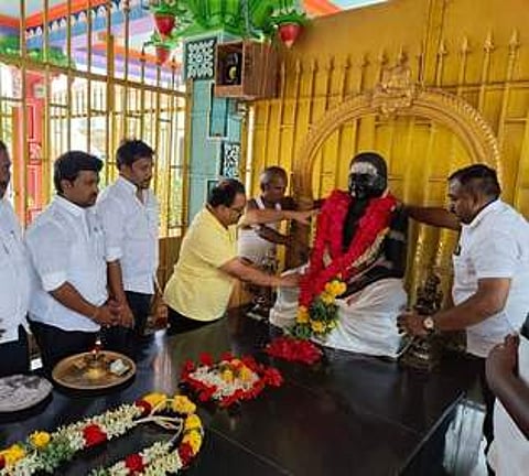 பசும்பொன் முத்துராமலிங்கத் தேவா் சிலைக்கு மாலை அணிவித்து மரியாதை செலுத்தினாா் தமிழ்நாடு வீட்டு வசதி வாரிய தலைவா் பூச்சிமுருகன்.