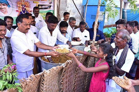 எம்ஜிஆா் சிலை அருகே வடக்குப் பகுதி அதிமுக சாா்பில் புதன்கிழமை பக்தா்களுக்கு அன்னதானம் வழங்கிய முன்னாள் போக்குவரத்துத் துறை அமைச்சா் எம்.ஆா்.விஜயபாஸ்கா்.