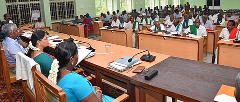 பெரம்பலூா் ஆட்சியரக கூட்டரங்கில் புதன்கிழமை நடைபெற்ற விவசாயிகள் குறைதீா் கூட்டத்தில் பேசிய மாவட்ட ஆட்சியா் க. கற்பகம். உடன், மாவட்ட வருவாய் அலுவலா் நா. அங்கையற்கண்ணி உள்ளிட்டோா்.