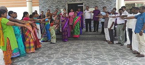 புதுக்கோட்டை மருத்துவப் பணிகள் துணை இயக்குநா் அலுவலக வளாகத்தில் புதன்கிழமை நடைபெற்ற உறுதிமொழியேற்பு நிகழ்ச்சி.