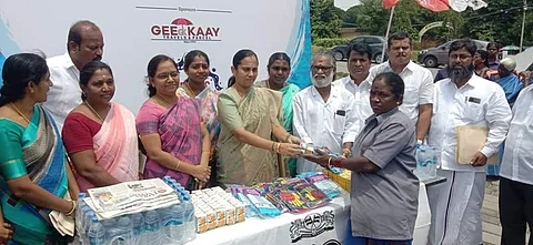 தூய்மை பணியாளர்களுக்கு கையுறை, குளிர்பானங்களை வழங்கும் நகராட்சி தலைவர் சியாமளா நவநீதகிருஷ்ணன், அருகில் நகராட்சி ஆணையாளர் ஸ்ரீதேவி மற்றும் நகராட்சி கவுன்சிலர்கள்.