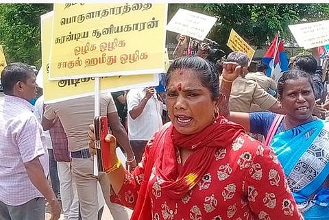 திருச்சி மாநகராட்சி அலுவலகத்தை புதன்கிழமை முற்றுகையிட்ட ஆதித்தமிழா் பேரவையினா்.