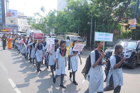 மத்திய பேருந்து நிலையம் அருகே தொடங்கிய பேரணியில் பங்கேற்ற மாணவிகள்.