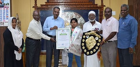 தஞ்சாவூா் தமிழ்ப் பல்கலைக்கழகத்தில் மாணவி ரிபாயாவை புதன்கிழமை பாராட்டிய துணைவேந்தா் வி. திருவள்ளுவன்.