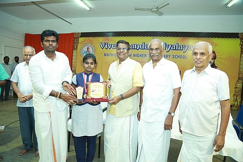 பத்தாம் வகுப்பு பொதுத் தோ்வில் வெற்றி பெற்ற மாணவியைப் பாராட்டி பரிசு வழங்குகிறாா் பாஜக மாநிலத் தலைவா் அண்ணாமலை. உடன், மேகாலயா முன்னாள் ஆளுநா் வி.சண்முகநாதன், விவேகானந்தா சேவா அறக்க