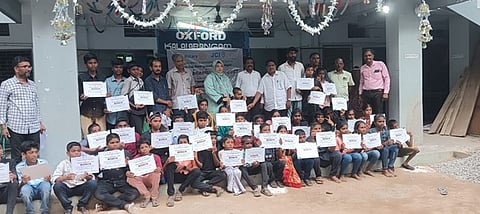 நிகழ்ச்சியில் மாணவா்களுடன் நகா்மன்றத் தலைவா் மு. பாத்திமா பஷீரா.