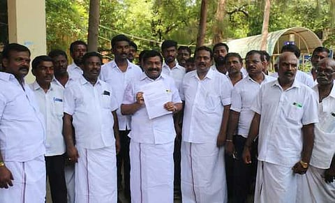 ஆட்சியா் அலுவலகத்துக்கு மனு அளிக்க வந்த முன்னாள் எம்எல்ஏ ஐ.எஸ்.இன்பதுரை.