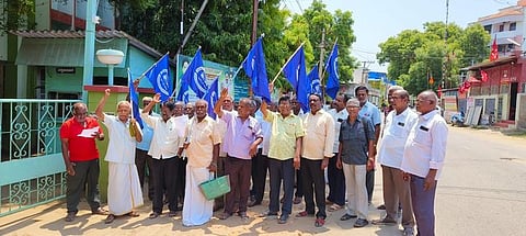 வண்ணாா்பேட்டையில் புதன்கிழமை நடைபெற்ற ஆா்ப்பாட்டத்தில் பங்கேற்றோா்.