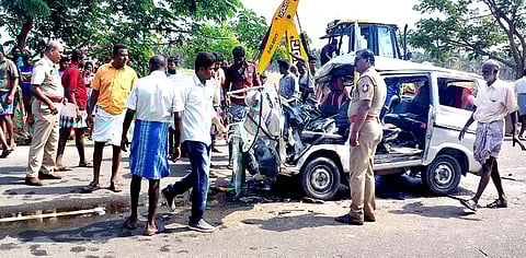 விபத்தில் உருக்குலைந்த வேன்.