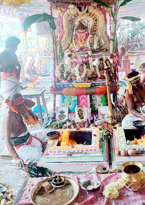 கும்பாபிஷேகத்தையொட்டி சித்ரகுப்த சுவாமி கோயிலில் நடைபெற்ற யாகசாலை பூஜை