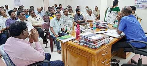 குடியாத்தம் கெங்கையம்மன் திருவிழா ஆலோசனைக் கூட்டத்தில் பங்கேற்றோா்.