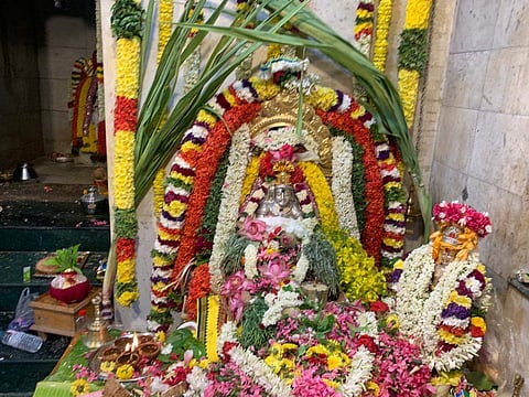 சித்ரா பெளர்ணமியை முன்னிட்டு திருப்பூர் சின்ணாண்டிபாளையத்தில் உள்ள சிறப்பு அலங்காரத்தில் பக்தர்களுக்கு அருள்பாலிக்கும் சித்ரகுப்தர்.